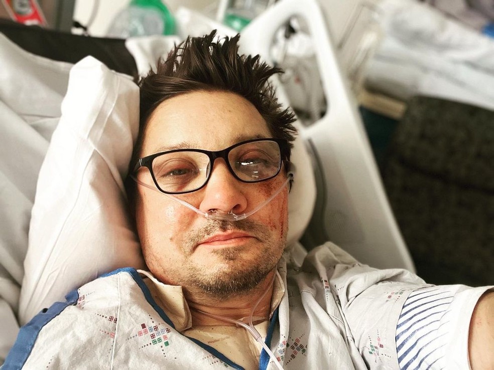 Jeremy Renner posta foto no hospital e agradece fãs — Foto: Instagram