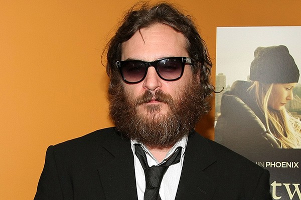 Em algum lugar debaixo de toda essa barba e cabelo se esconde o ator Joaquin Phoenix.  (Foto: Getty Images)