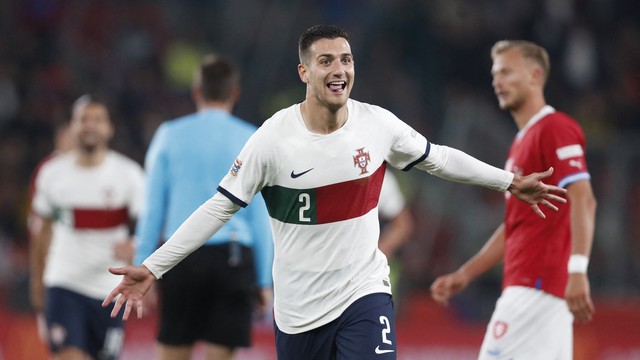 Diogo Dalot foi o destaque da vitória fora de casa