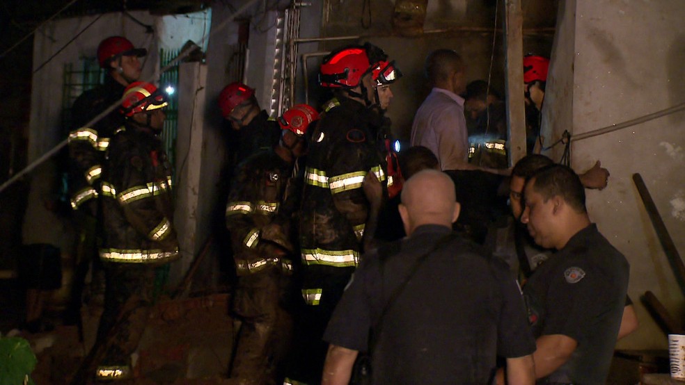 Bombeiros buscam por vítimas de desmoronamentos em Mauá, na Grande SP, na madrugada deste domingo (17) — Foto: Reprodução/TV Globo