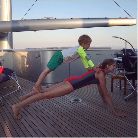 Lena Perminova: treino de core com o filho (Foto: Reprodução)