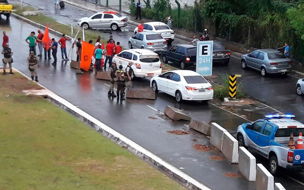 Grupo fecha pista que dá acesso ao aeroporto de Salvador em ato de apoio ao ex-presidente Lula. (Foto: Vanderson Nascimento/TV Bahia)