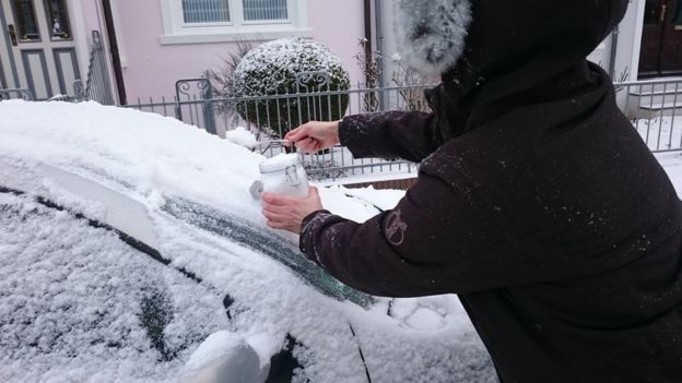 A equipe também coletou amostras de neve de locais na Alemanha e na Suíça (Foto: ALFRED-WEGENER-INSTITUT / MELANIE BERGMANN/ BBC News Brasil)