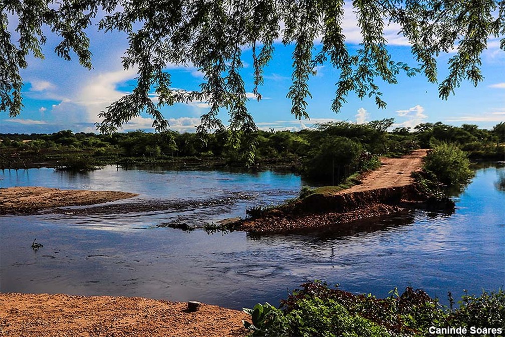 Estrada de terra, em Assu, danificada por enxurrada   — Foto: Canindé Soares
