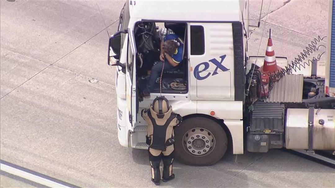 Rodonael: motorista desmaia e &eacute; retirado da carreta