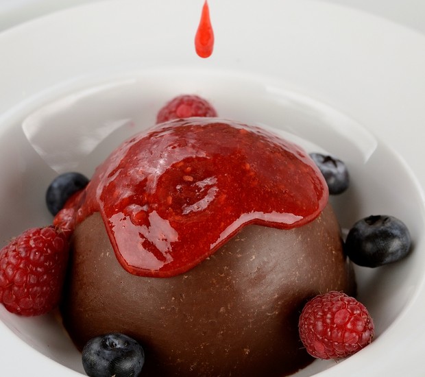 Receita de esfera de chocolate com sopa de frutas vermelhas (Foto: Wellington Nemeth / Divulgação)
