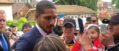 Fãs peruanos recebem Guerrero  antes de audiência na Suíça ( Helena Rebello/GloboEsporte.com)