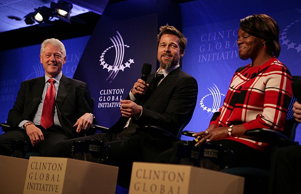 Bom moço: Brad Pitt entre o ex-presidente Bill Clinton e uma das beneficiadas pela sua fundação Make It Right, Diedra Taylor (Foto: Divulgação)