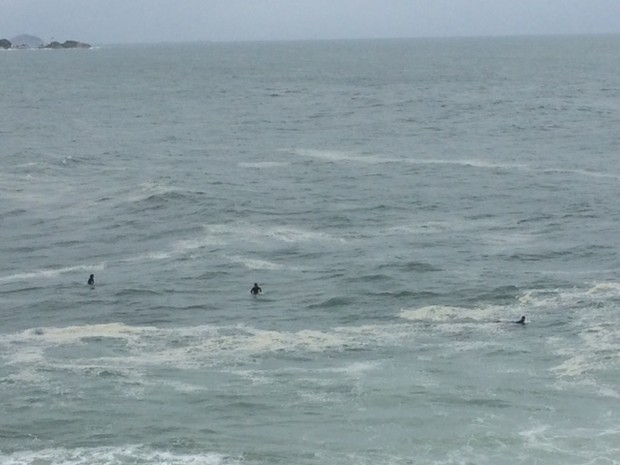 Surfistas encararam o mar agitado na Praia do Leblon, Zona Sul do Rio (Foto: Matheus Rodrigues / G1)