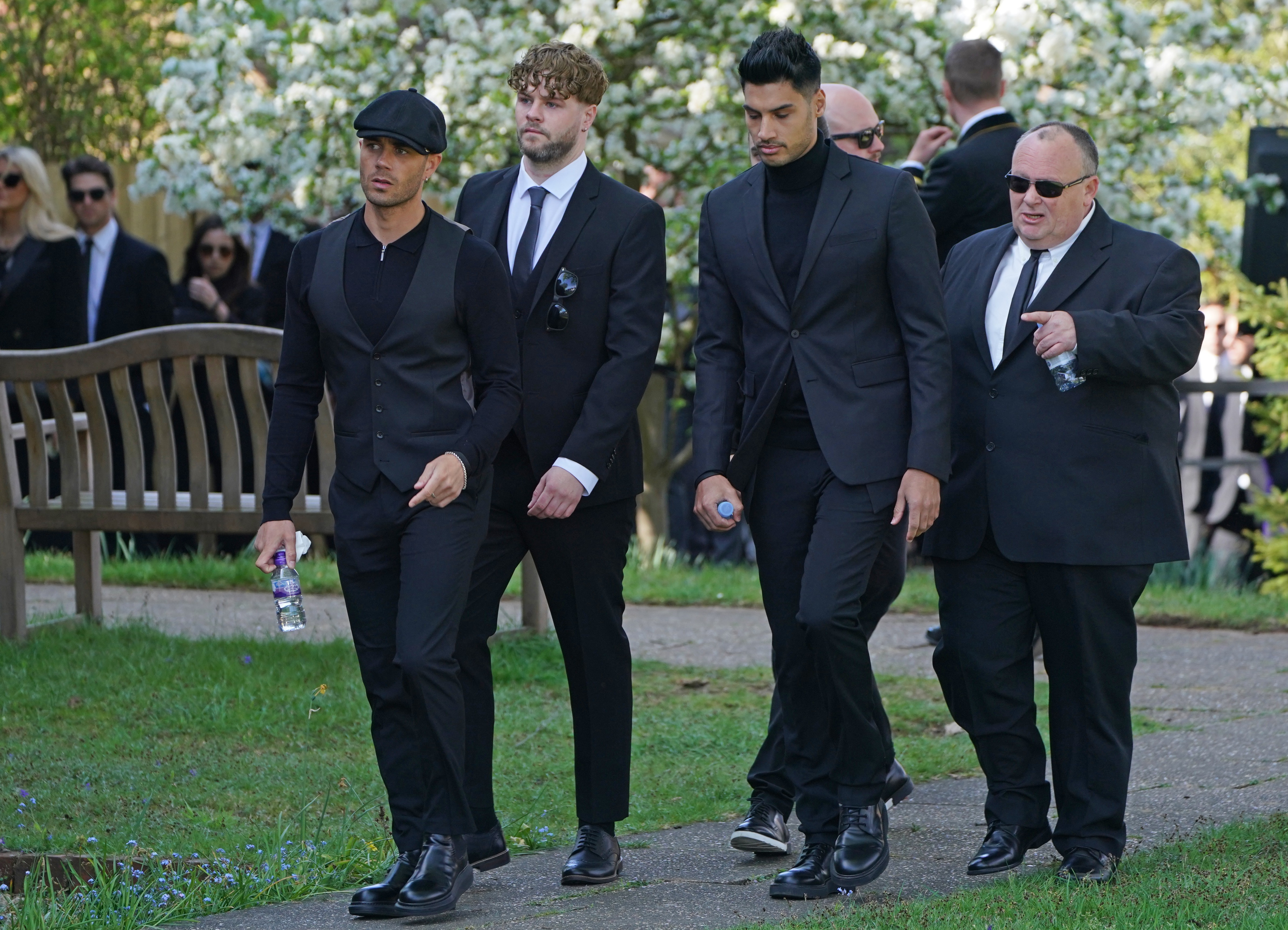 The members of The Wanted (left to right) Max George, Jay McGuiness and Siva Kaneswaran arrive for the funeral of The Wanted star Tom Parker in Queensway, Petts Wood, in south-east London,, following his death at the age of 33 last month, 17 months after  (Foto: PA Images via Getty Images)