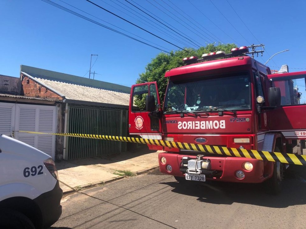 Bombeiros foram acionados para controlar as chamas na manhã desta segunda em Marília — Foto: Daniela Casale/Marília Notícia