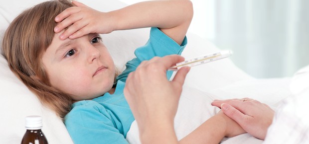 Criança doente com febre (Foto: Shutterstock)