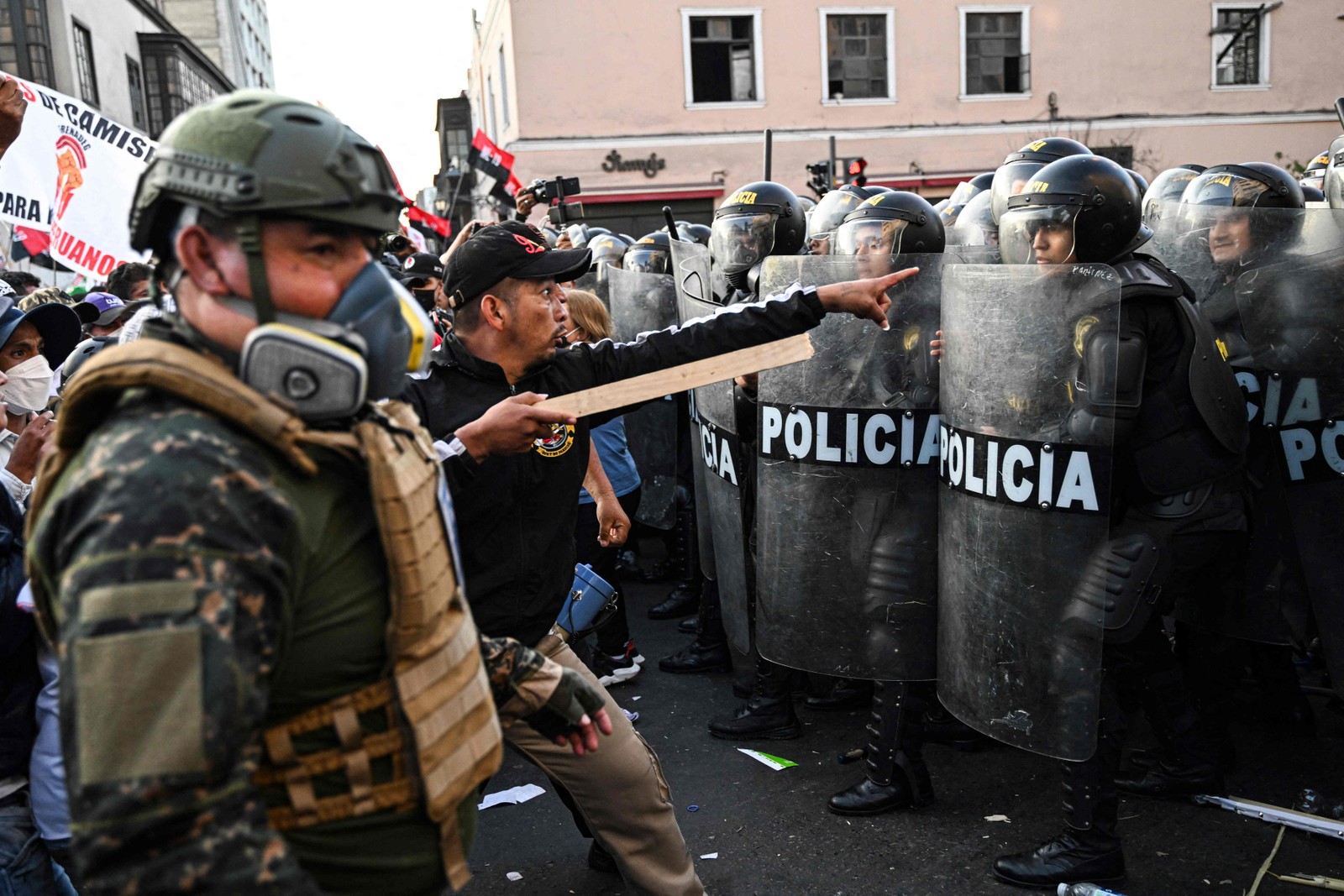 Apoiadores do presidente peruano Pedro Castillo entram em confronto com a tropa de choque durante uma manifestação em Lima — Foto: ERNESTO BENAVIDES/AFP