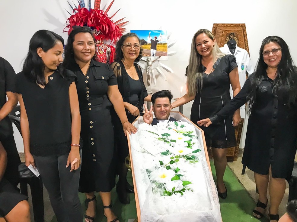 Alunos de curso de eventos simulam funeral em Manaquiri, no Amazonas — Foto: Prefeitura de Manaquiri