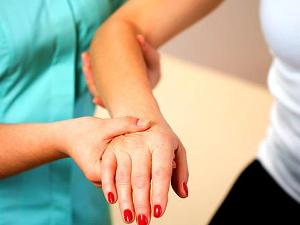 Dores nas juntas são outro indicativo dessa condição — Foto: Divulgação