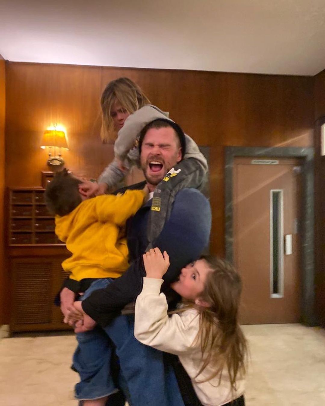 Chris Hemsworth posta foto com filho e vira motivo de piada