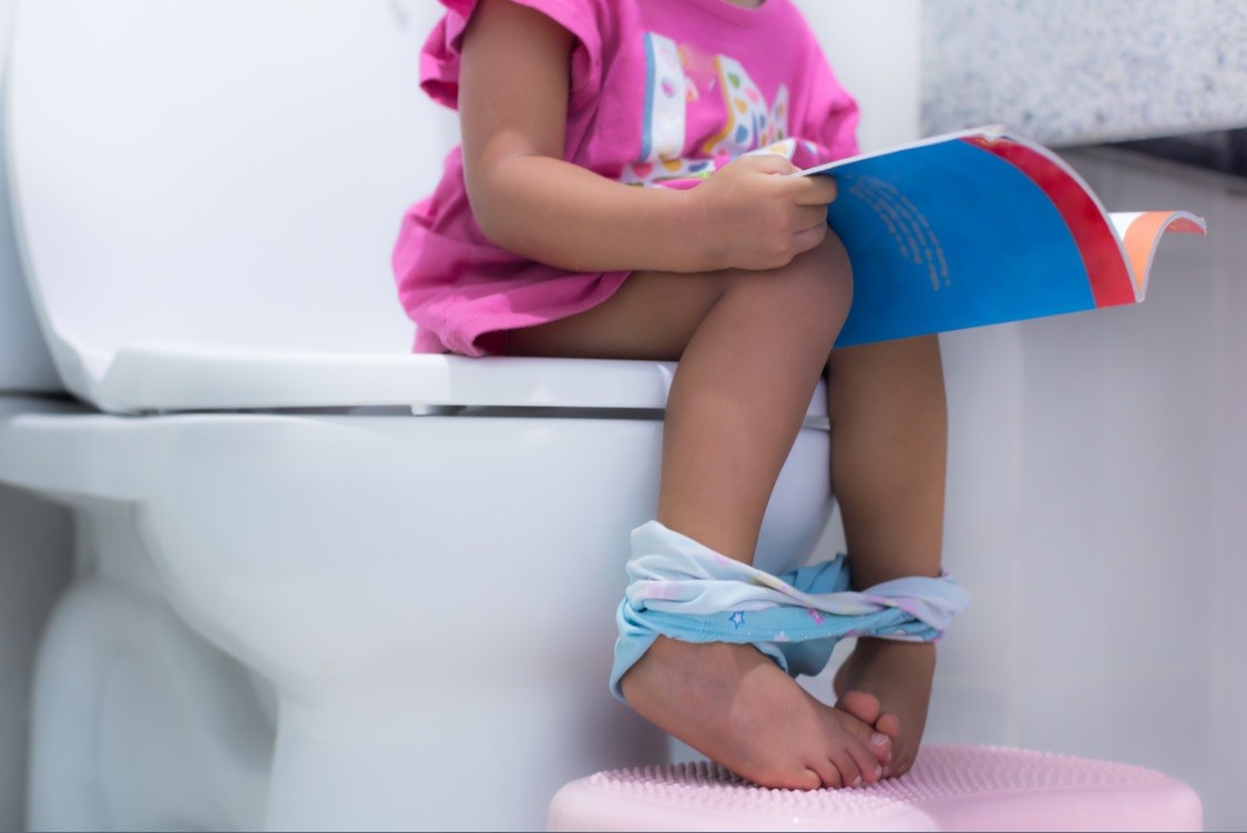 Criança lendo no banheiro (Foto: Getty Images)
