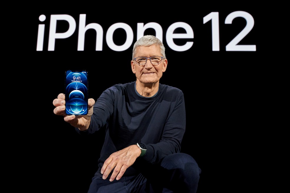 Tim Cook, CEO da Apple, apresentando o iPhone 12 na Califórnia em 2020 — Foto: Brooks Kraft/Apple Inc./Handout via Reuters