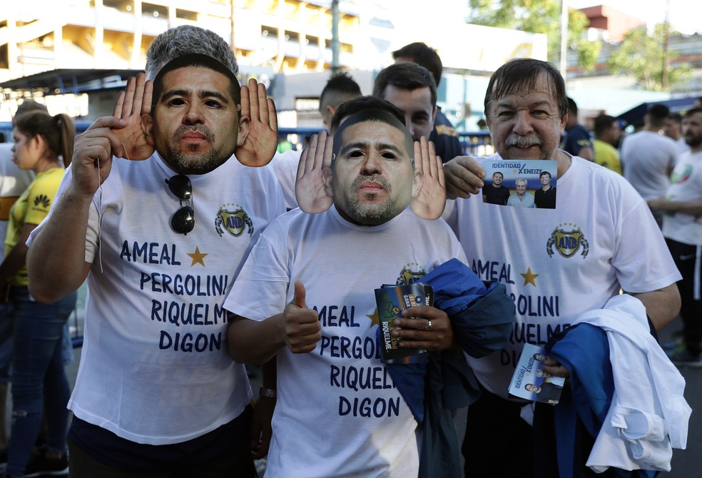 Torcedores com a máscara de Riquelme, candidato à presidência do Boca Juniors — Foto: ALEJANDRO PAGNI / AFP