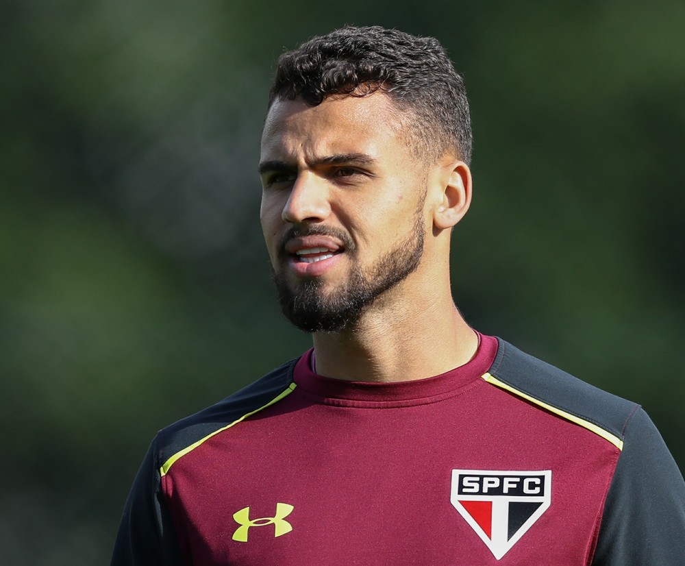 Zagueiro vira opção de confiança na defesa do São Paulo