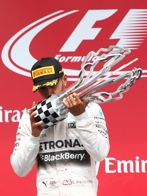 Lewis Hamilton beija troféu no pódio do GP do Canadá (Foto: Getty images)