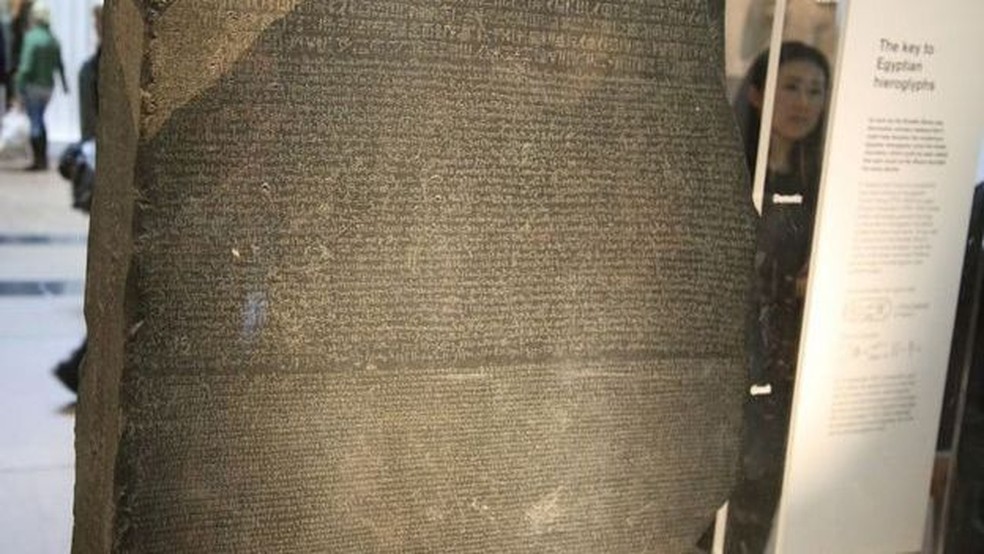 A Pedra de Roseta, encontrada no Egito, foi fundamental para que estudiosos conseguissem decifrar o significado dos hieróglifos — Foto: AFP via BBC