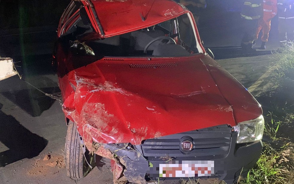 Motorista morre após tentar atender celular, capotar carro e cair de barranco de 15 metros em MG — Foto: Corpo de Bombeiros