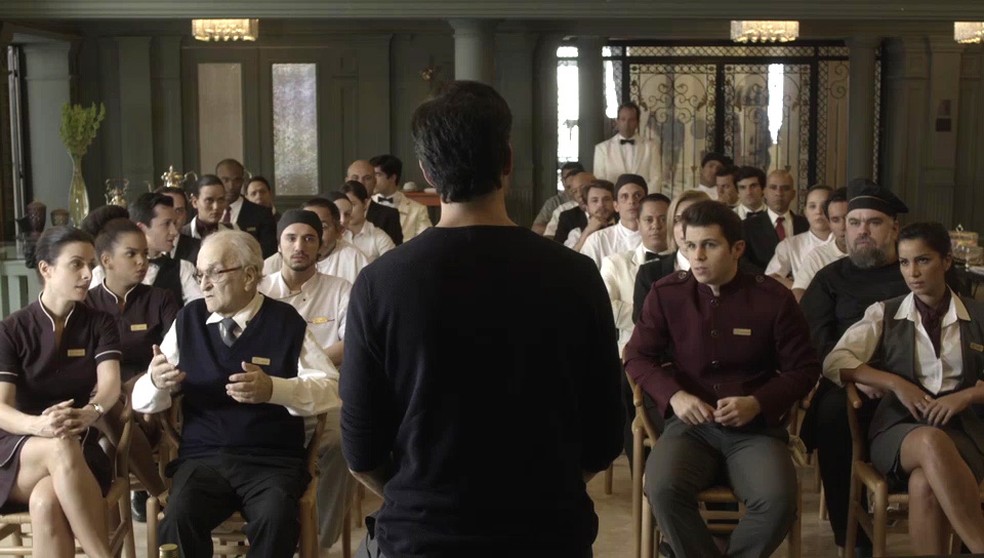 Funcionários do hotel reagem mal ao ouvir comunicado de Eric (Foto: TV Globo)