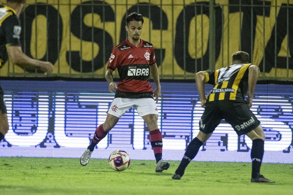 Michael prepara a arrancada contra o marcador do Volta Redonda: ponta do Flamengo foi um dos destaques da partida &mdash; Foto: Alexandre Vidal / Flamengo