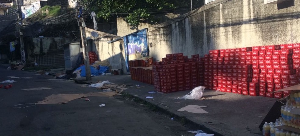 Carga de bebidas foi colocada no muro na entrada da comunidade (Foto: Reprodução/Polícia Militar)
