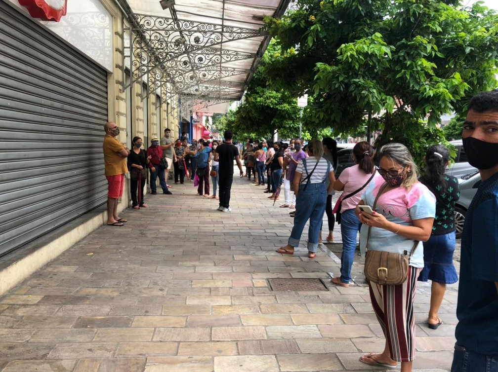 Multidão fazia fila na porta das lojas, no centro de Manaus, aguardando a reabertura do comércio. — Foto: Matheus Castro/G1