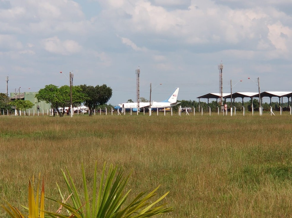 Avião da equipe de Pompeo pousou na base área de Boa Vista — Foto: Juliana Dama/G1