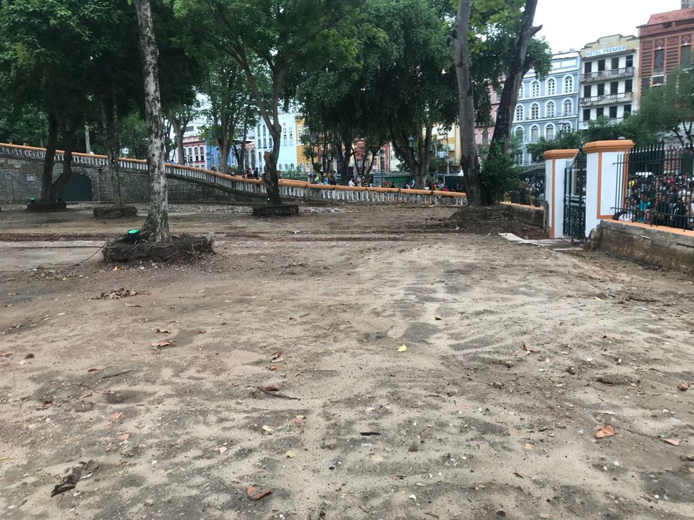 Iphan pediu mais tempo para analisar vestígios arquilógicos em área na Praça da Matriz, diz Manauscult (Foto: Patrick Marques/G1 AM)