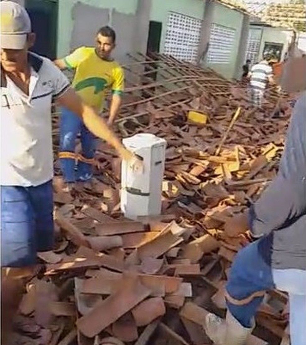 Teto de escola em Banabuiú, no Ceará, desaba e fere 10 pessoas — Foto: Arquivo pessoal
