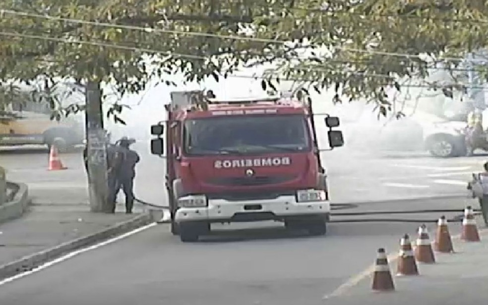 Carro pegou fogo na entrada do Vale dos Lagos, em Salvador (Foto: Arquivo Pessoal)