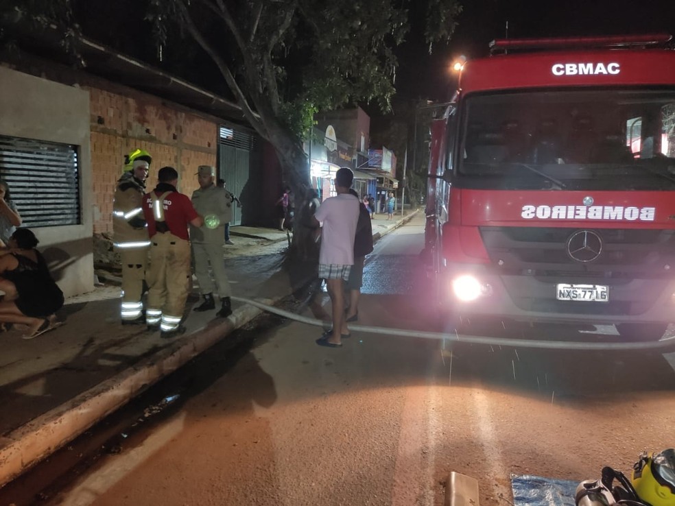 Incêndio ocorreu em uma casa na noite desse domingo (18) no bairro Ayrton Senna, em Rio Branco — Foto: Arquivo/Corpo de Bombeiros