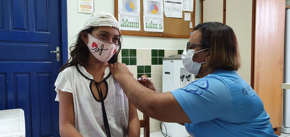 Ana Beatriz, de 10 anos, foi receber a 1ª dose da vacina contra a Covid-19 — Foto: Andryo Amaral/Rede Amazônica
