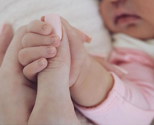 A bebê recém-nascida de Kylie Jenner na foto na qual a celebridade anunciou o nome da criança, Stormi (Tempestade) (Foto: Instagram)