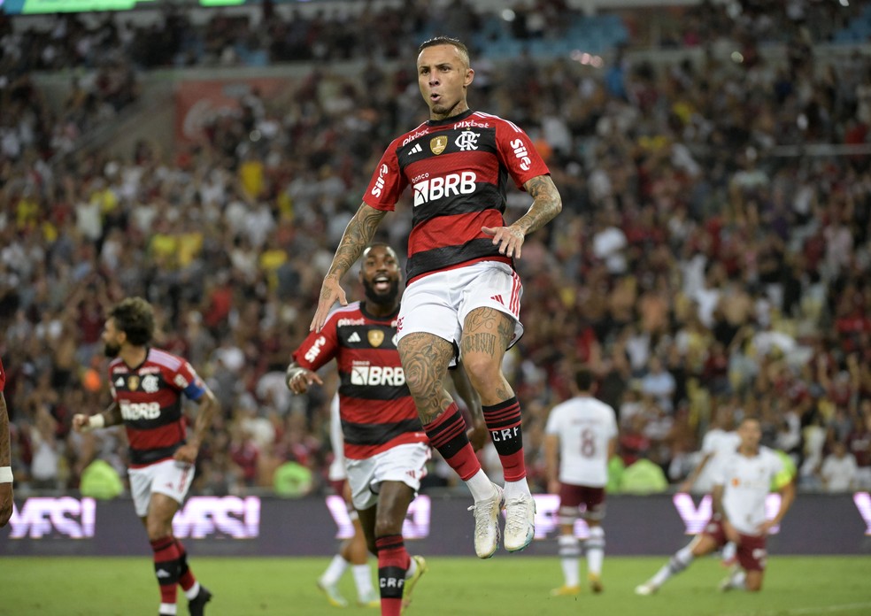 Cebolinha comemora o gol contra o Fluminense &mdash; Foto: Andr&eacute; Dur&atilde;o