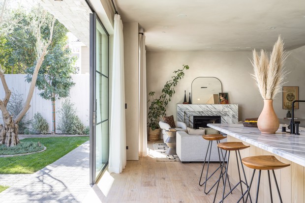 Casa na Califórnia ganha jardim com piscina e minimalismo moderno nos interiores (Foto: Todd Goodman / LA Light Photo @lalightphoto)
