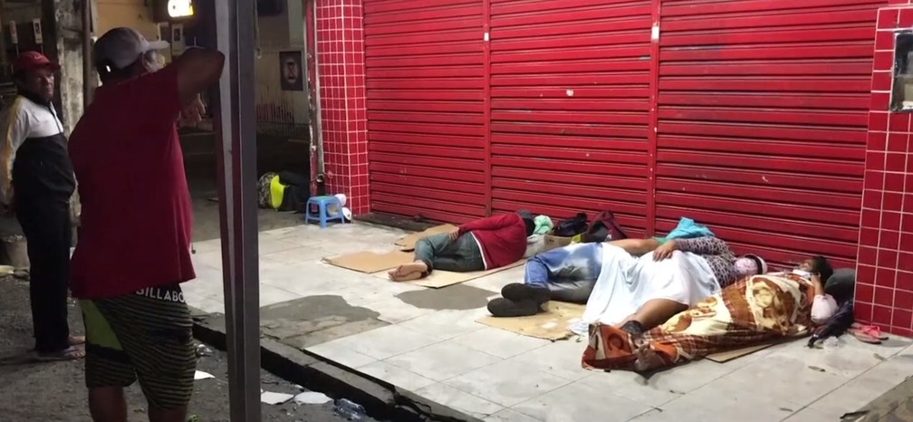 Popula&ccedil;&atilde;o tentou dormir enquanto esperava atendimento na Caixa de Parnamirim &mdash; Foto: Inter TV Cabugi/Reprodu&ccedil;&atilde;o