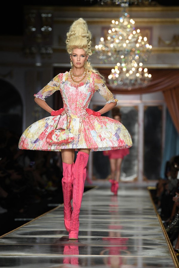 MILAN, ITALY - FEBRUARY 20: Stella Maxwell walks the runway during the Moschino fashion show as part of Milan Fashion Week Fall/Winter 2020-2021 on February 20, 2020 in Milan, Italy. (Photo by Daniele Venturelli/Daniele Venturelli/Getty Images ) (Foto: Daniele Venturelli/Getty Images)