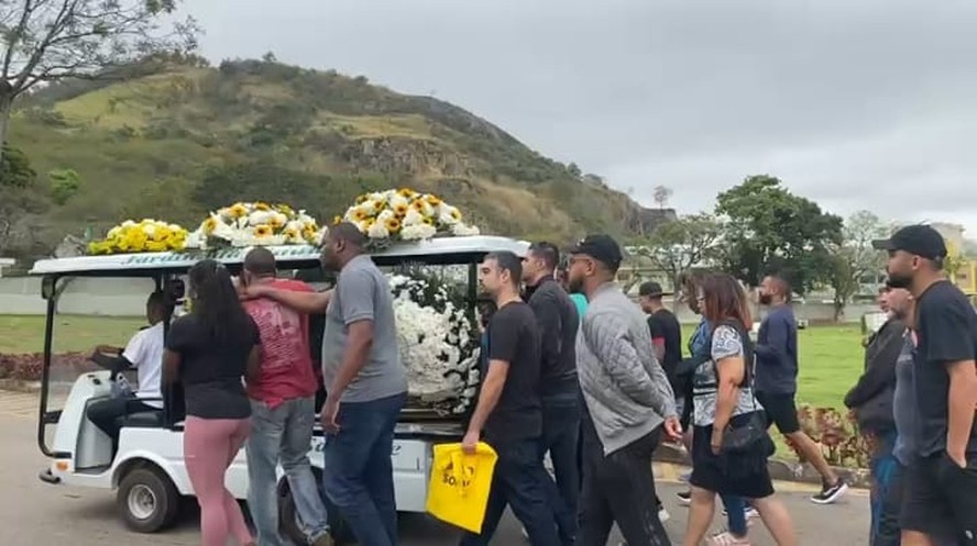 Amigos e alunos prestam homenagem a professor morto no Rio