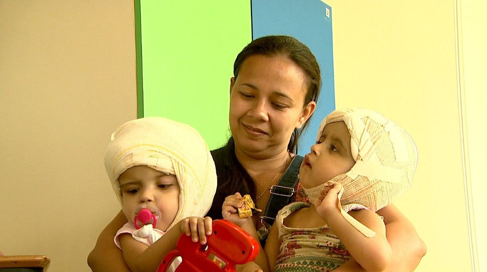 Débora Freitas com as filhas Maria Ysabelle e Maria Ysadora em Ribeirão Preto — Foto: Cláudio Oliveira/EPTV