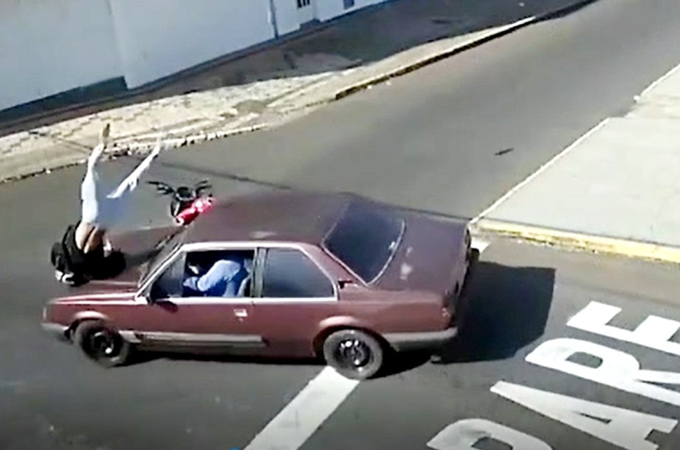 Motociclista sai andando de acidente após 'voar' sobre carro em Ourinhos — Foto: Reprodução/Câmeras de segurança