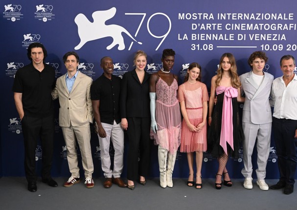 VENICE, ITALY - AUGUST 31:  (L-R) Adam Driver, director Noah Baumbach, Don Cheadle, Greta Gerwig, Jodie Turner-Smith, May Nivola, Raffey Cassidy and Sam Nivola attend the photocall for "White Noise" at the 79th Venice International Film Festival on August (Foto: Corbis via Getty Images)