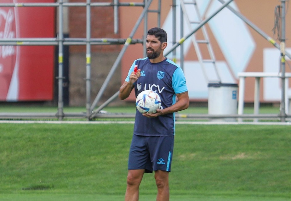 Loco Abreu é o técnico do César Vallejo