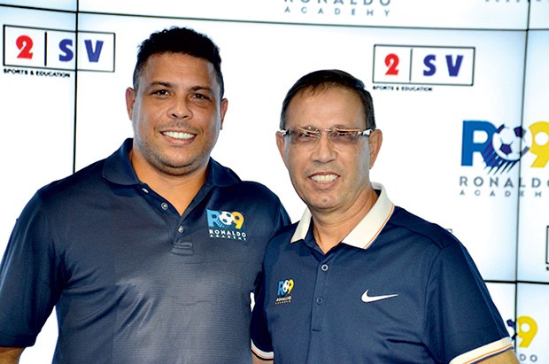 Ronaldo e Carlos Martins na inauguração da unidade da Ronaldo Academy de Orlando (Foto: Divulgação)