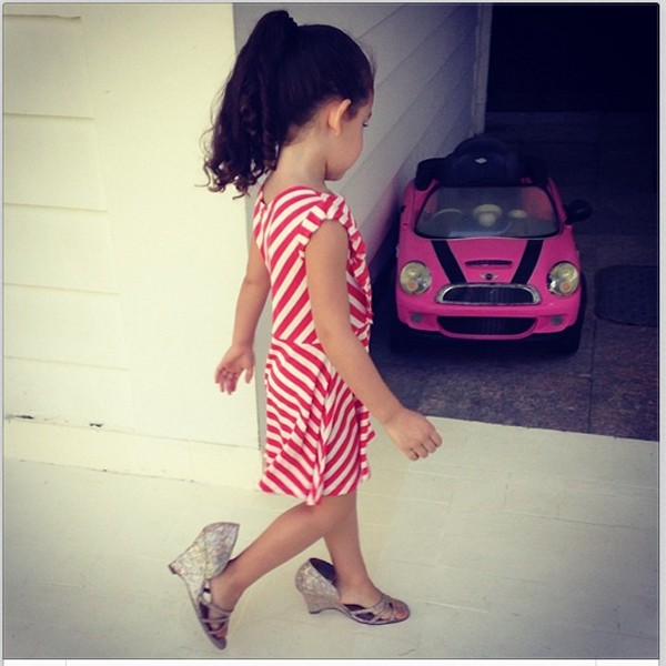 Maysa se diverte com sapatos grandes  (Foto: Reprodução/Instagram)