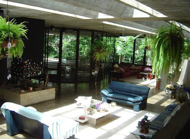 A casa projetada por Paulo Mendes da Rocha tem mobília feita sob encomenda e ampla entrada de luz natural (Foto: Ana de Luccas / Reprodução)